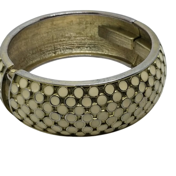 VINTAGE GOLDTONE & CREAM ENAMEL HOMEYCOMB DESIGN CLAMPER BRACELET - Picture 4 of 7